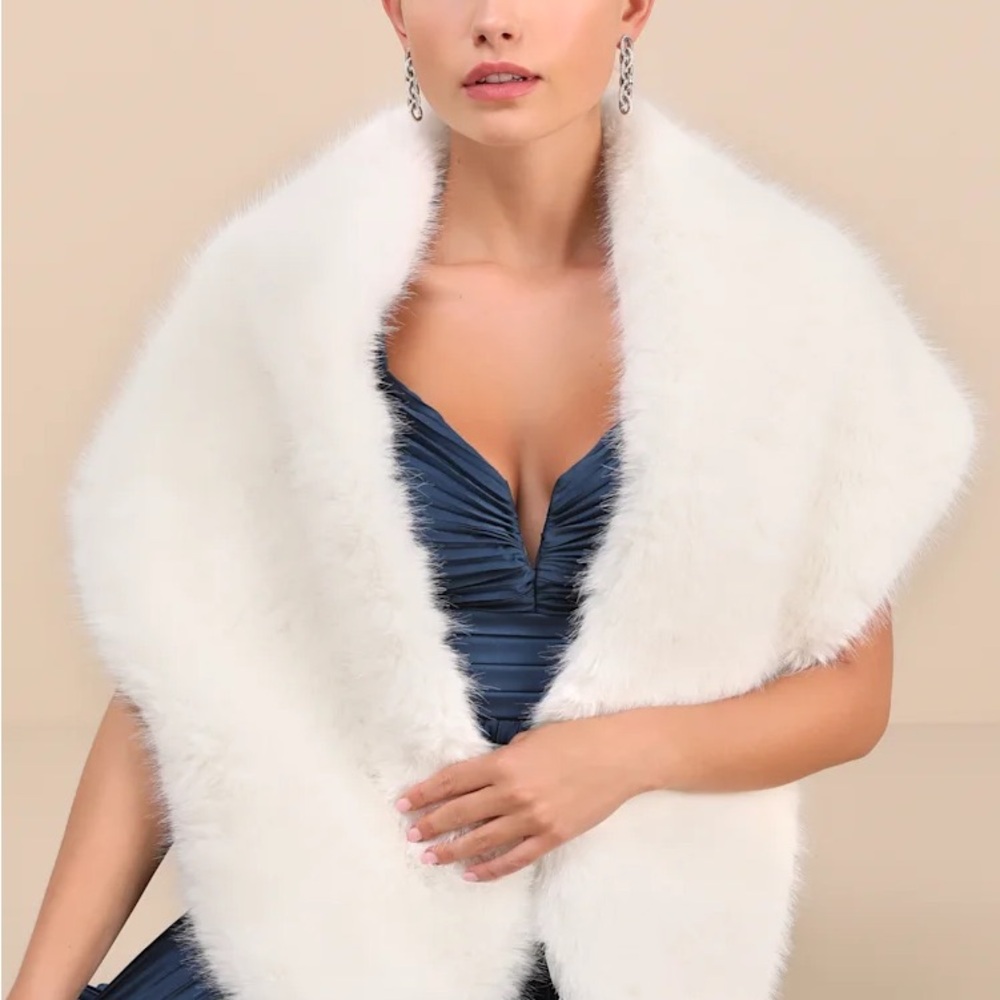 Elegant White Faux Fur Shawl / Ivory